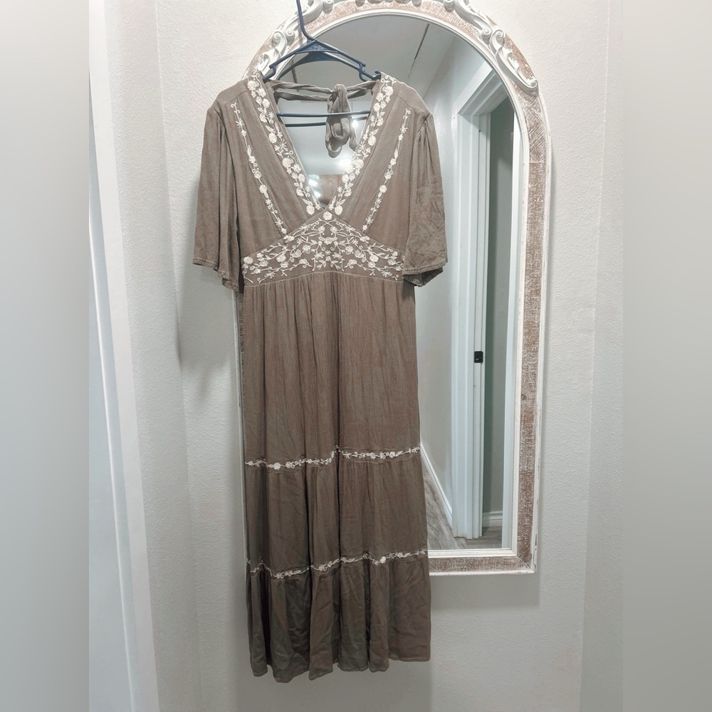 Women’s green Embroidered V-Neck Dress